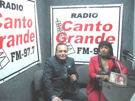 Rosaluz con el director de Radio Cantogrande