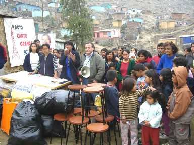 Rosaluz entrega viveres a comedor infantil